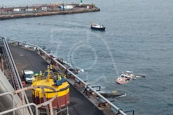 Una embarcación se hunde en el muelle industrial de Salinetas/TA.